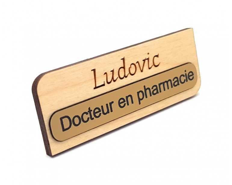 Badge professionnel personnalisé bois et or brossé acrylique