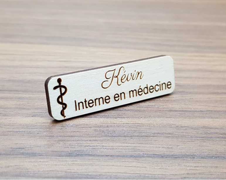 Badge médical personnalisé en bois petit modèle
