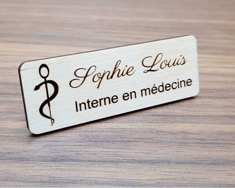 Badge médical personnalisé en bois