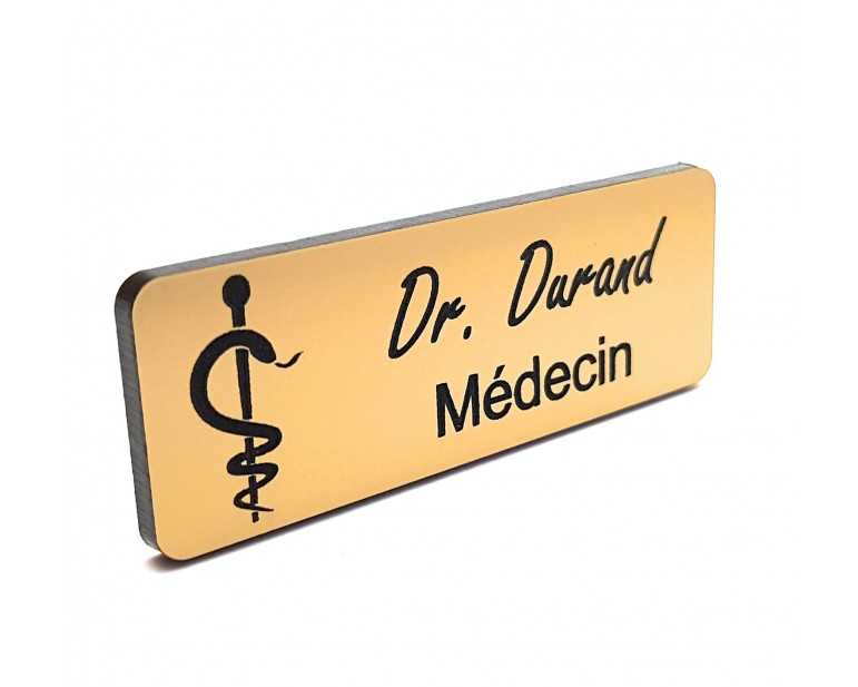 Badge médical personnalisé or brossé acrylique