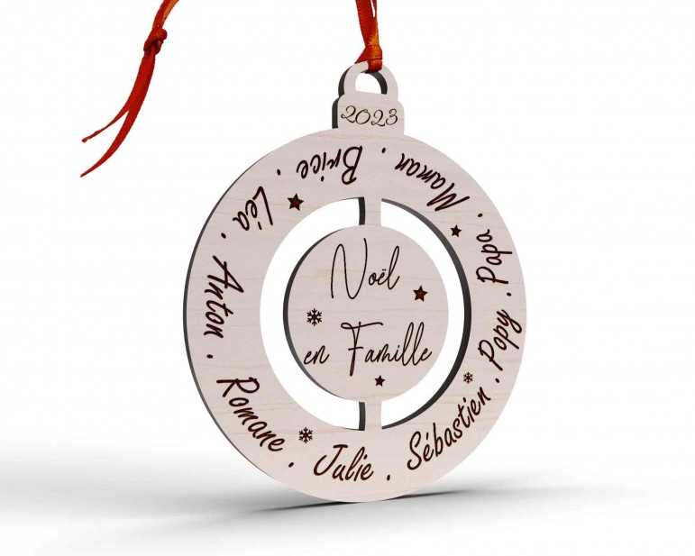 Boule de Noël en bois personnalisée Noël en famille prénoms