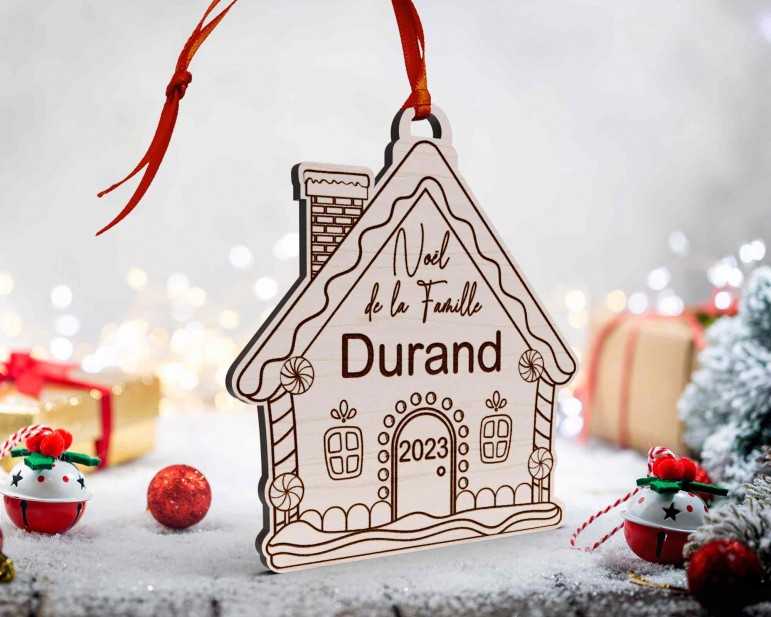 Boule de Noël en bois personnalisée maison de Noël nom de famille