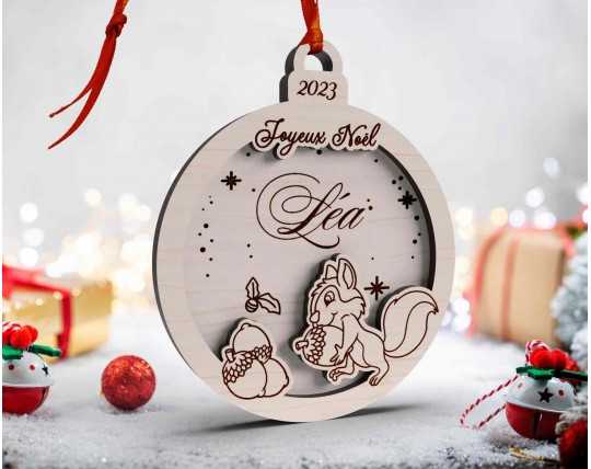 Boule de Noël personnalisée en bois décor écureuil