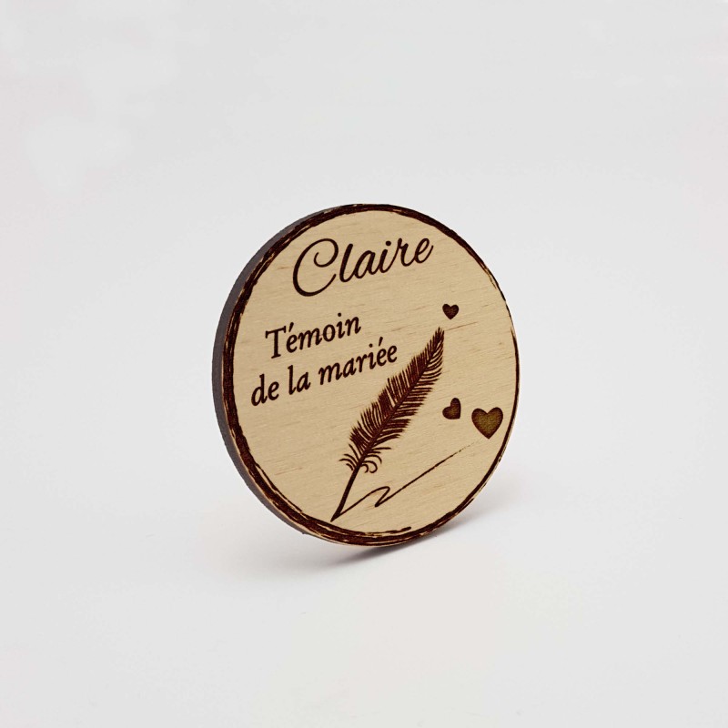 Badge en bois plume et cœur personnalisé, thème romantique, mariage, baptême, communion, badge evjf, evg, cérémonie