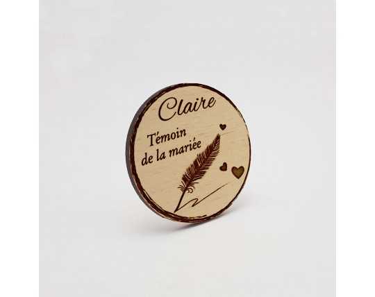 Badge en bois plume et cœur personnalisé, thème romantique, mariage, baptême, communion, badge evjf, evg, cérémonie