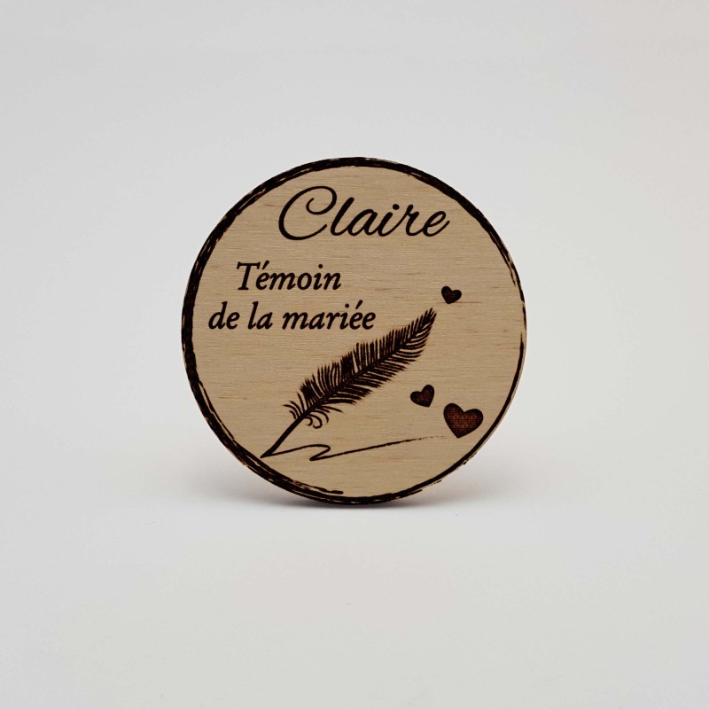Badge en bois plume et cœur personnalisé, thème romantique, mariage, baptême, communion, badge evjf, evg, cérémonie
