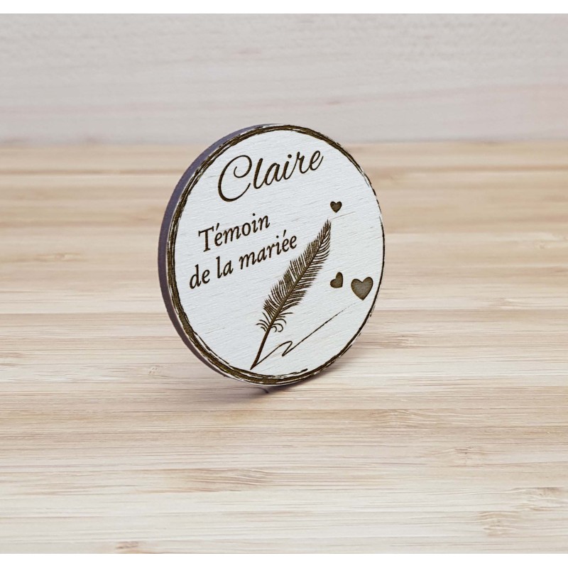 Badge en bois plume et cœur personnalisé, thème romantique, mariage, baptême, communion, badge evjf, evg, cérémonie