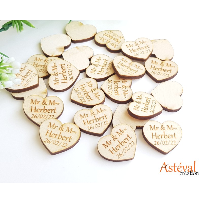 Décorations de table confettis coeurs en bois personnalisées