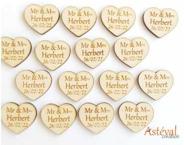 Décorations de table confettis coeurs en bois personnalisées