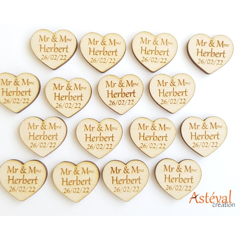 Décorations de table confettis coeurs en bois personnalisées