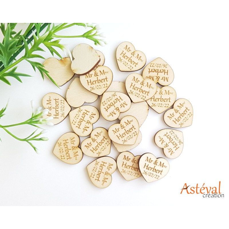 Décorations de table confettis coeurs en bois personnalisées