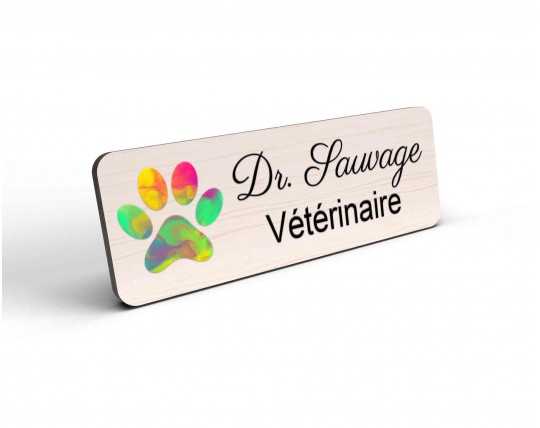 Badge en bois personnalisé logo patte animal coloré