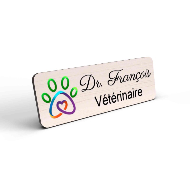 Badge en bois personnalisé logo patte animal coloré