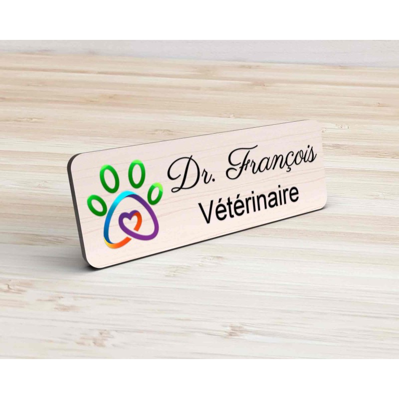 Badge en bois personnalisé logo patte animal coloré