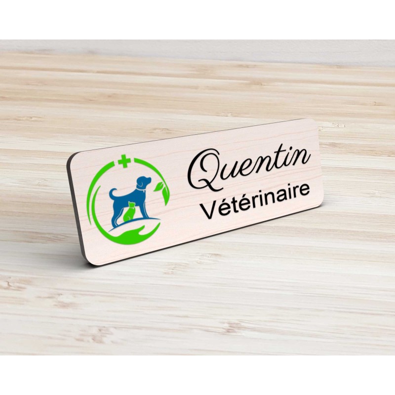 Badge vétérinaire en bois personnalisé logo chien chat main coloré