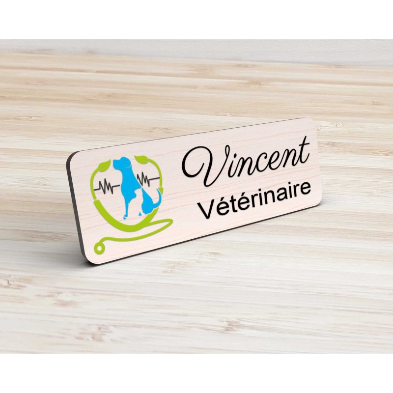 Badge vétérinaire en bois personnalisé logo chien chat stéthoscope coloré
