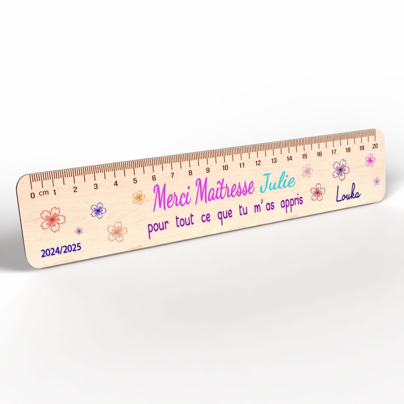 Règle en bois personnalisée – Un cadeau unique et coloré pour remercier une maîtresse ou un ATSEM avec une touche personnelle !