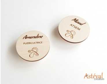 Badge en bois personnalisé petite enfance crèche puéricultrice