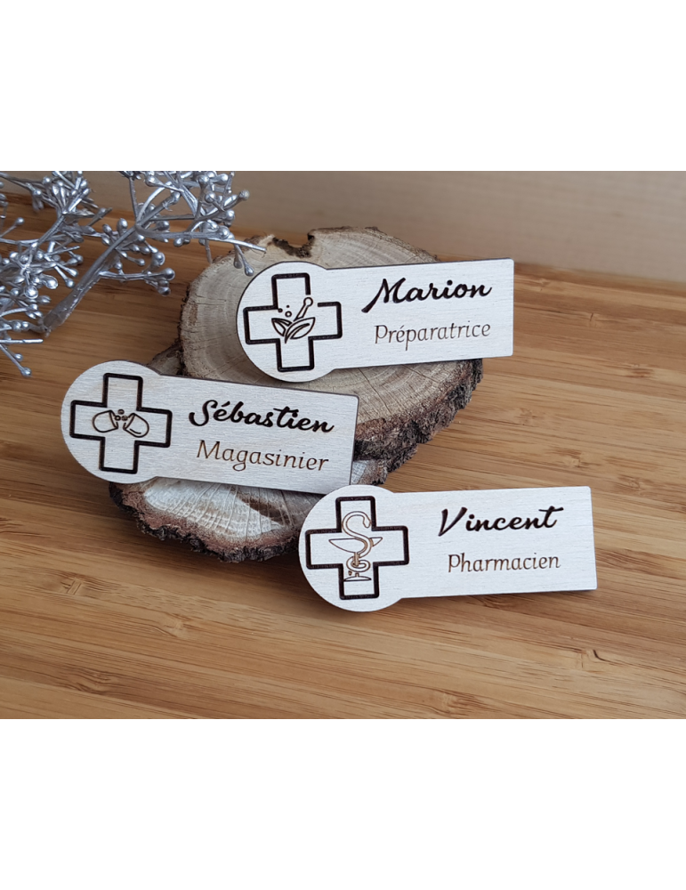 Badge en bois pharmacie personnalisé croix caducée pharmacien préparatrice