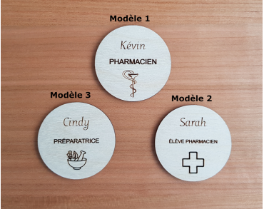 Badge en bois pharmacie personnalisé rond caducée mortier croix préparatrice