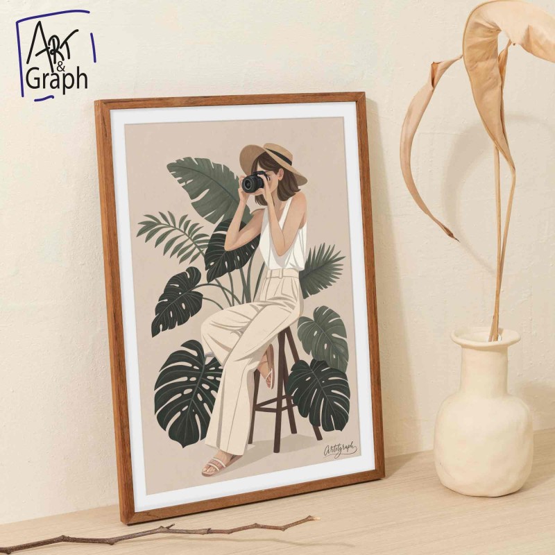 Affiche Numérique Minimaliste Femme Photographe - Illustration Moderne avec Feuilles Tropicales pour Décoration Murale Télécharg