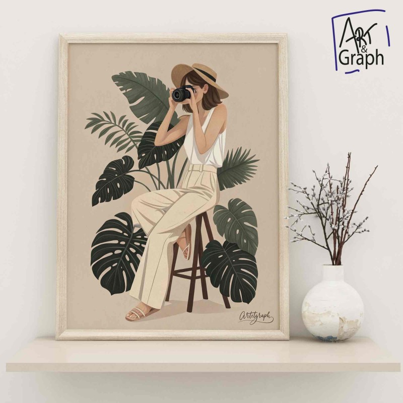Affiche Numérique Minimaliste Femme Photographe - Illustration Moderne avec Feuilles Tropicales pour Décoration Murale Télécharg