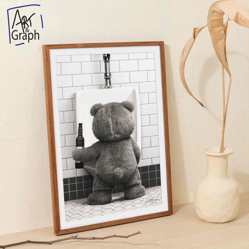 Affiche Numérique Ours Drôle au Urinoir - Illustration Humoristique et Décalée pour Décoration Murale Originale