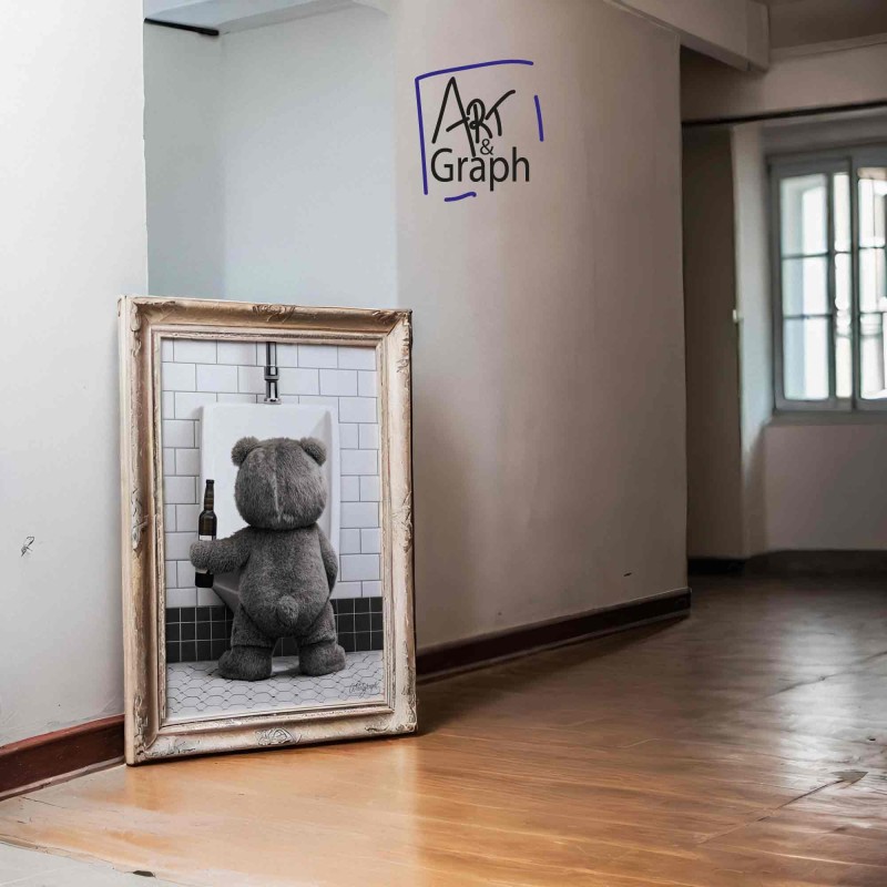 Affiche Numérique Ours Drôle au Urinoir - Illustration Humoristique et Décalée pour Décoration Murale Originale