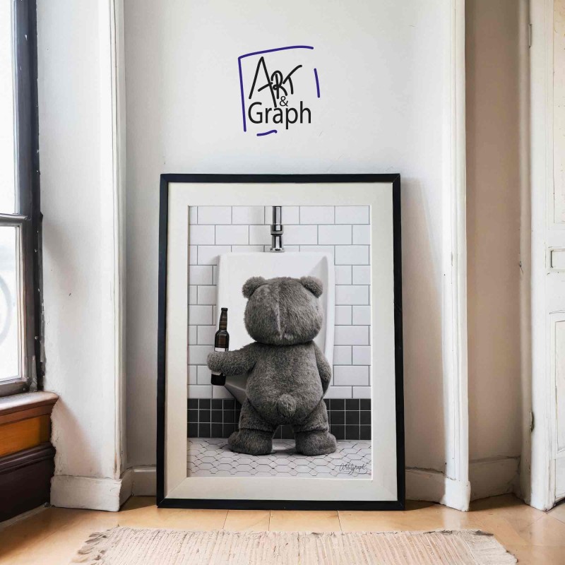 Affiche Numérique Ours Drôle au Urinoir - Illustration Humoristique et Décalée pour Décoration Murale Originale