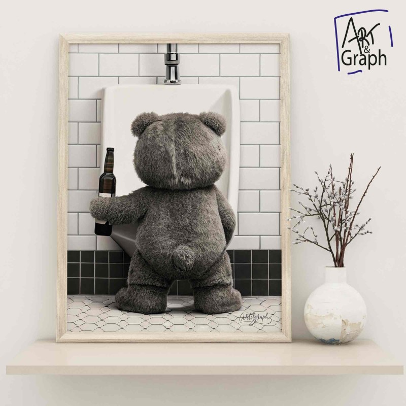 Affiche Numérique Ours Drôle au Urinoir - Illustration Humoristique et Décalée pour Décoration Murale Originale