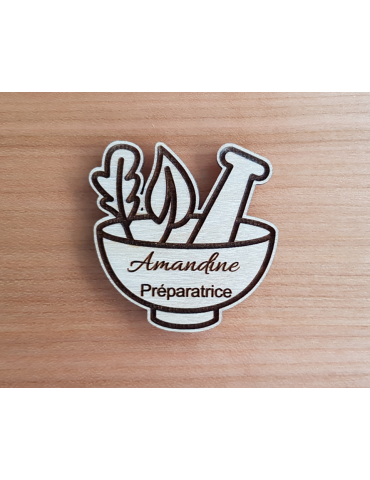 Badge en bois pharmacie mortier personnalisé préparatrice élève préparateur 2