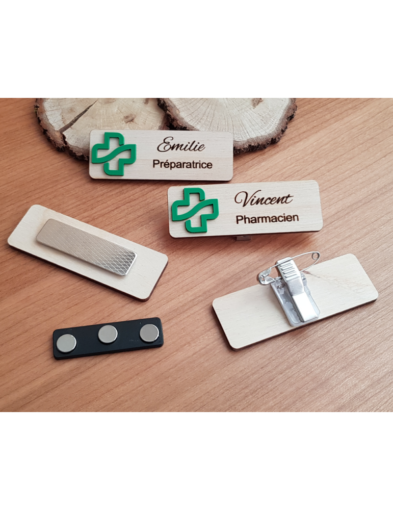 Badge en bois pharmacie personnalisé croix verte acrylique préparatrice élève préparateur docteur en pharmacie pharmacien