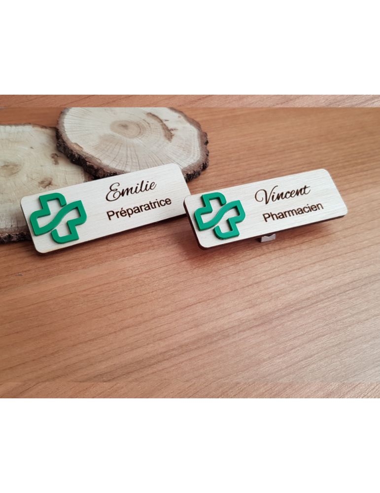 Badge en bois pharmacie personnalisé croix verte acrylique préparatrice élève préparateur docteur en pharmacie pharmacien