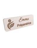 Badge personnalisé préparatrice, motif pharmacie et préparation, vue en biais