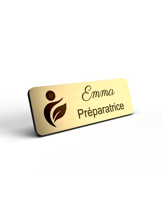 Badge personnalisé préparatrice, motif pharmacie et préparation, détail de la finition or brossé