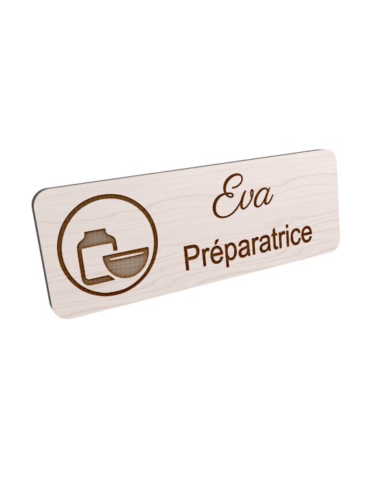 Badge personnalisé préparatrice, motif pharmacie et préparation, vue en biais