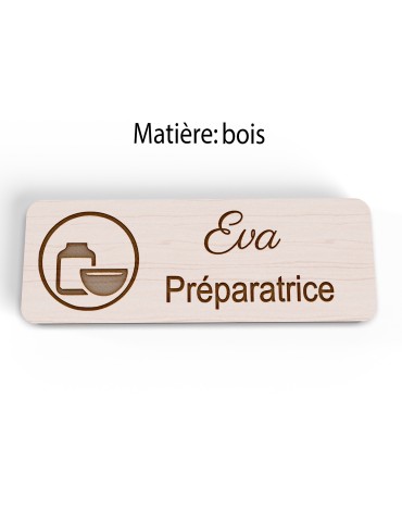 Badge personnalisé préparatrice, motif pharmacie et préparation, vue en biais 2
