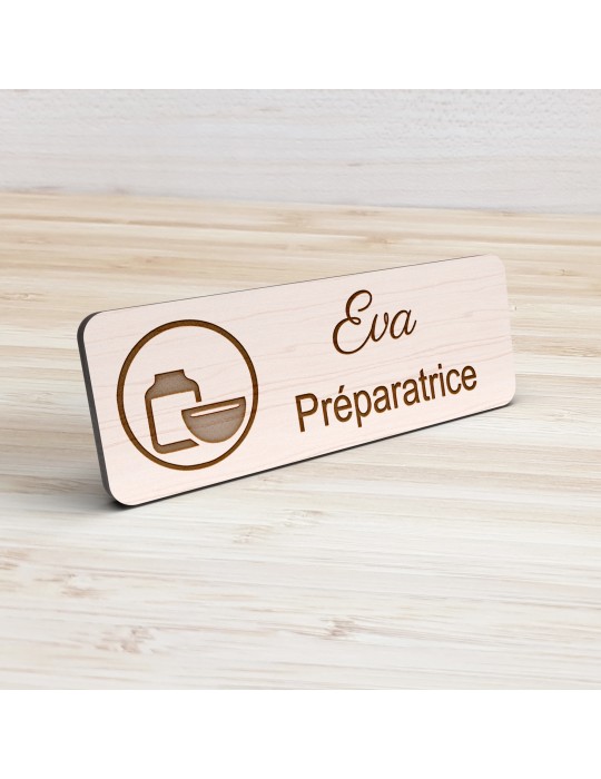 Badge personnalisé préparatrice, motif pharmacie et préparation, vue de présentation