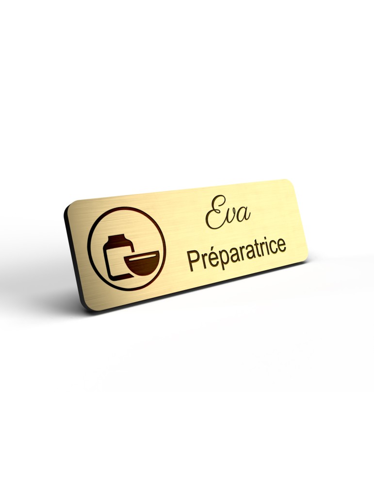 Badge personnalisé préparatrice, motif pharmacie et préparation, détail de la finition or brossé