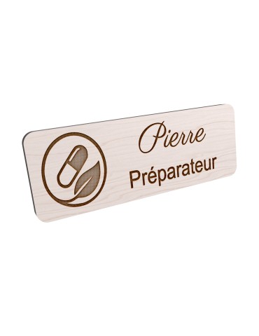 Badge personnalisé préparateur, motif pharmacie et préparation, vue en biais