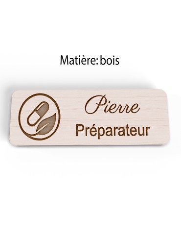 Badge personnalisé préparateur, motif pharmacie et préparation, vue en biais 2