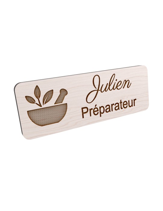 Badge personnalisé préparateur, motif pharmacie et préparation, vue en biais