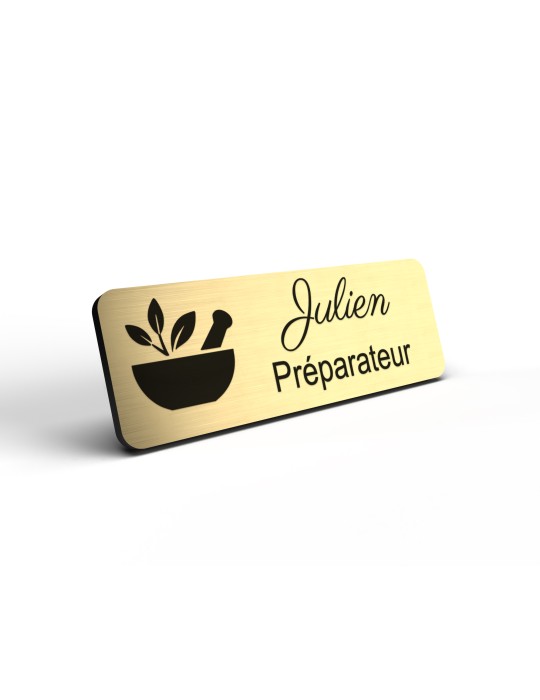 Badge personnalisé préparateur, motif pharmacie et préparation, détail de la finition or brossé