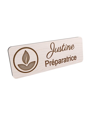 Badge personnalisé préparatrice, motif pharmacie et préparation, vue en biais