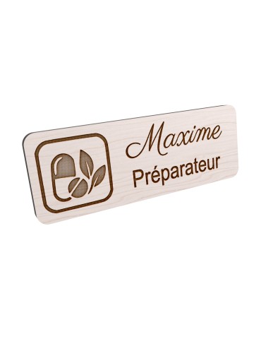 Badge personnalisé préparateur, motif pharmacie et préparation, vue en biais