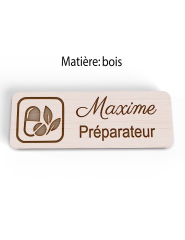Badge personnalisé préparateur, motif pharmacie et préparation, vue en biais 2