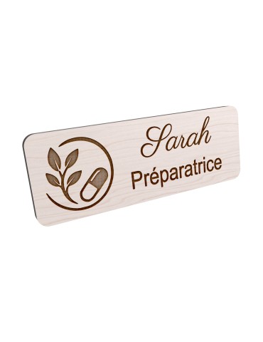 Badge personnalisé préparatrice, motif pharmacie et préparation, vue en biais