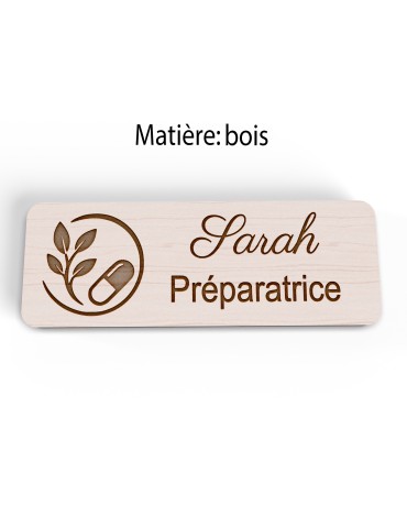 Badge personnalisé préparatrice, motif pharmacie et préparation, vue en biais 2