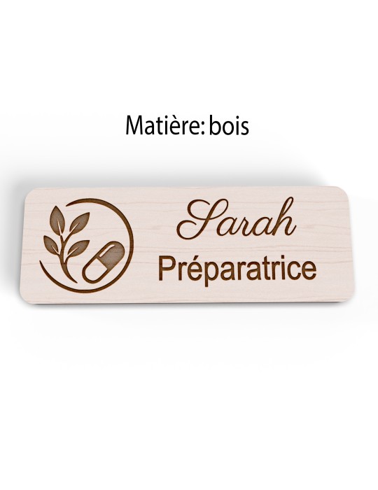 Badge personnalisé préparatrice, motif pharmacie et préparation, version bois vue à plat