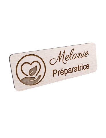 Badge personnalisé préparatrice, motif pharmacie et préparation, vue en biais
